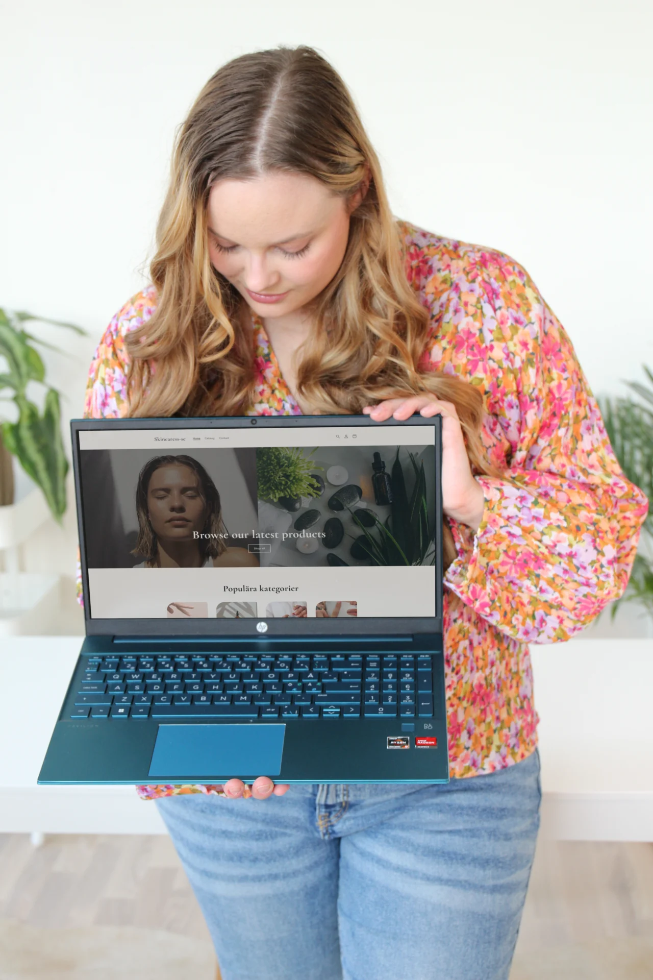 Freja hållandes i en laptop med en hemsida på skärmen